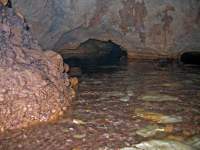 barlangból kitörő patak